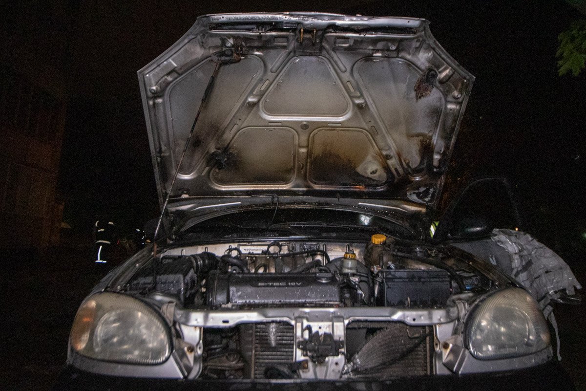 Очаг возгорания находился в моторном отсеке, оттуда перешел на передние колеса и незначительно повредил салон