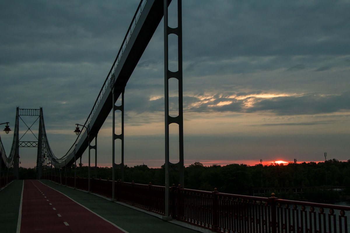 Пламенное солнце пробивается через серые тучи