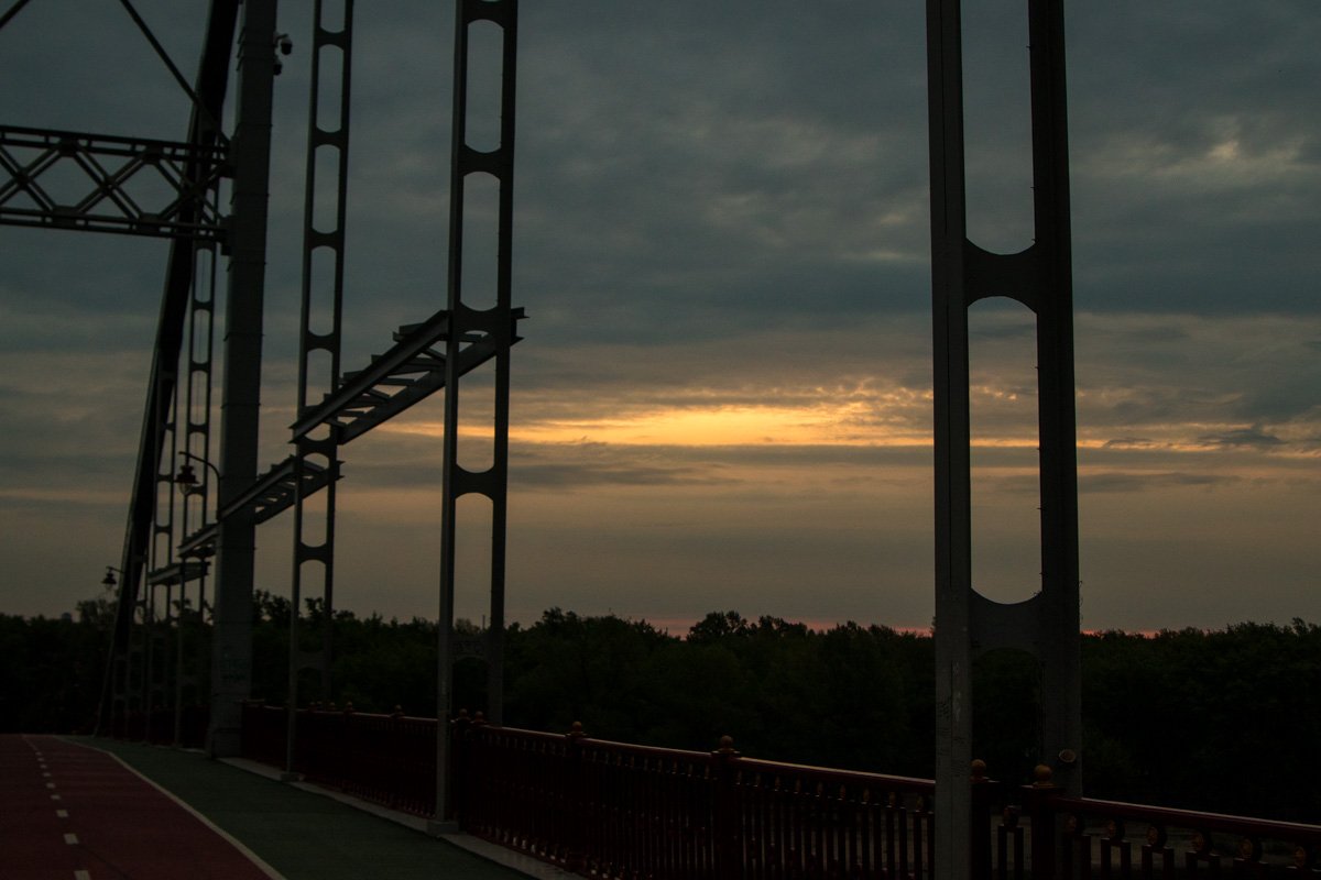 Одно мгновение и солнечные лучи уже спрятались за облаками