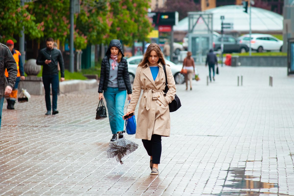 Только закрыла зонт, и дождь опять начался