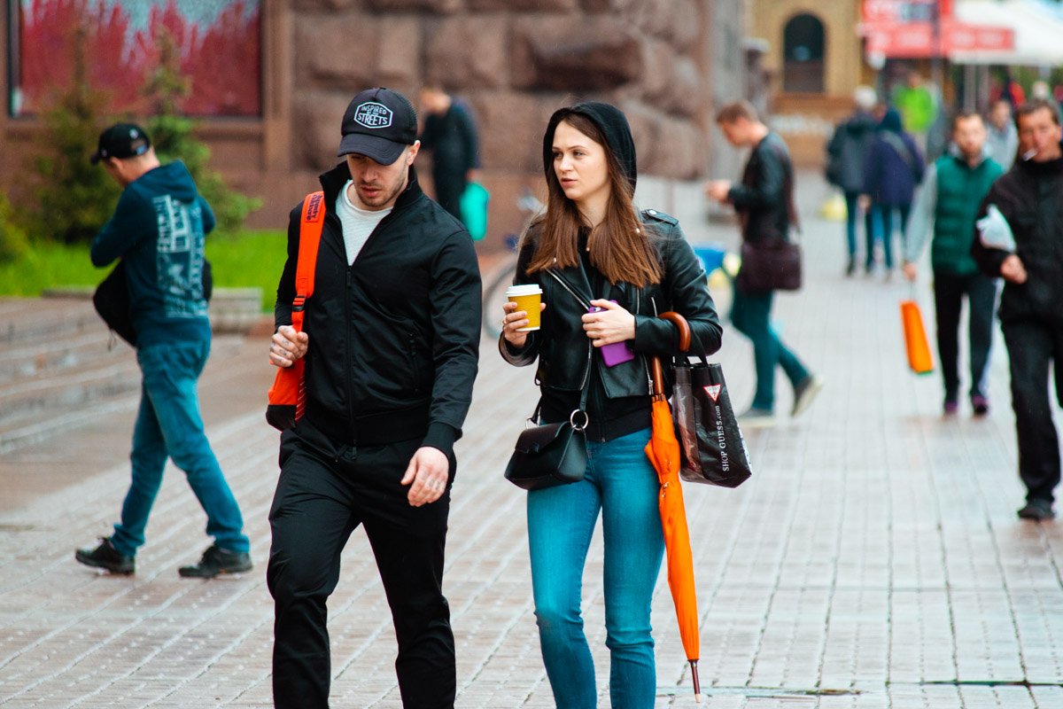 Яркий зонтик разукрашивает пасмурный день 