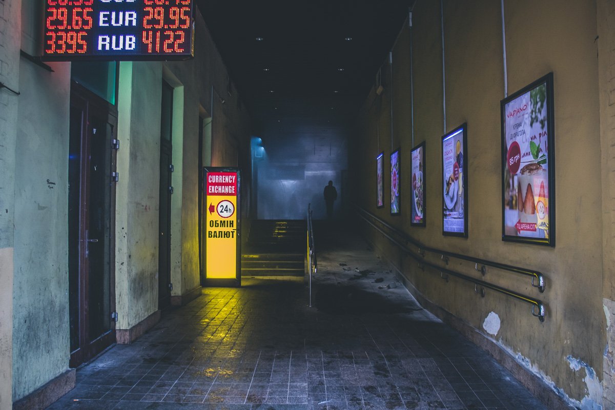 В результате случившегося всю арку БЦ заволокло дымом