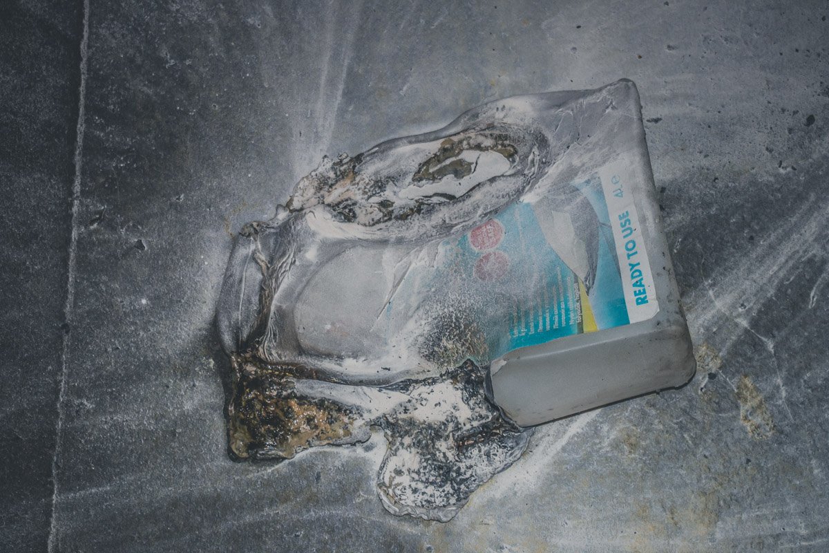 По камерам видно, как женщина разливает что-то на вещи, а потом поджигает их