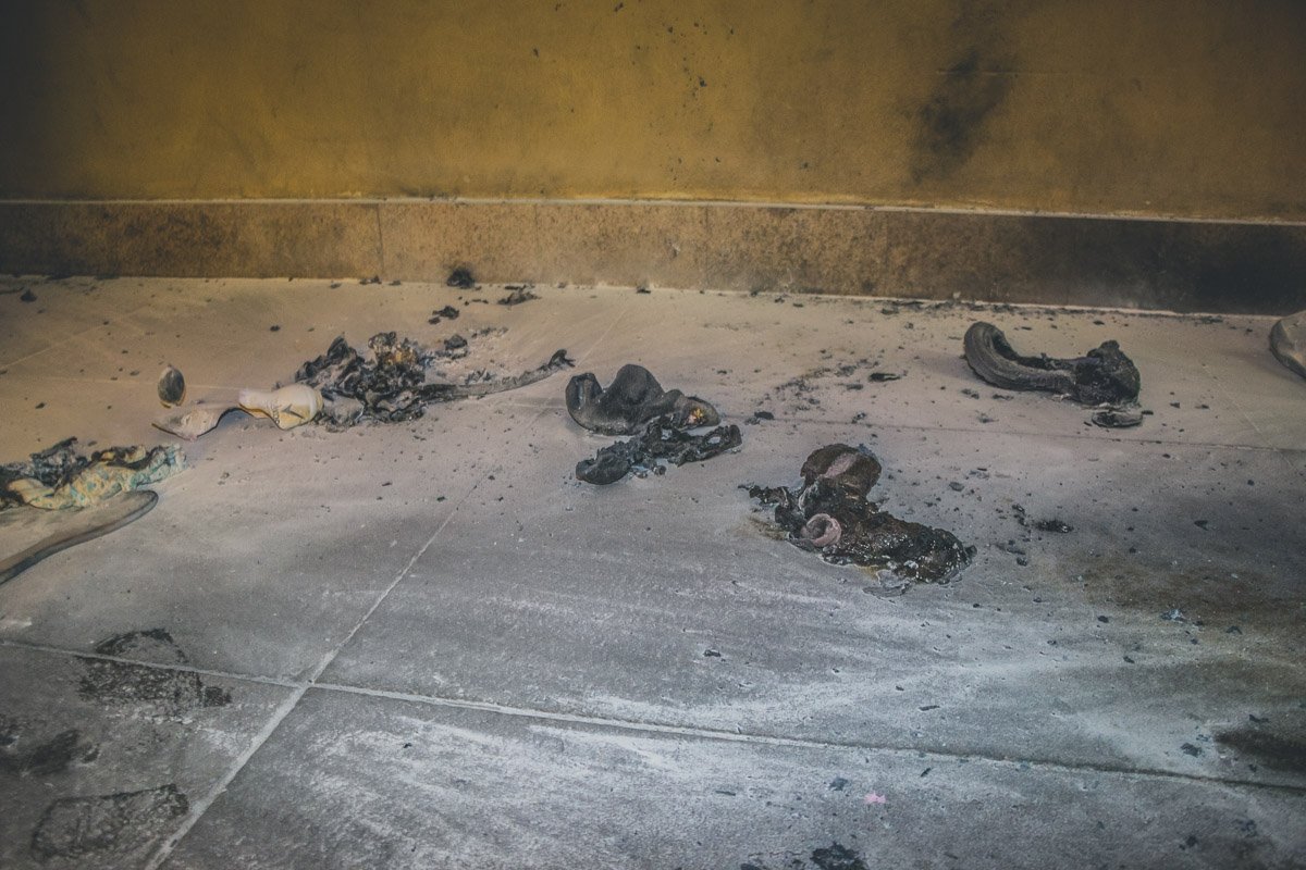 На месте валяются обгоревшие перчатки, очки, дезодорант 