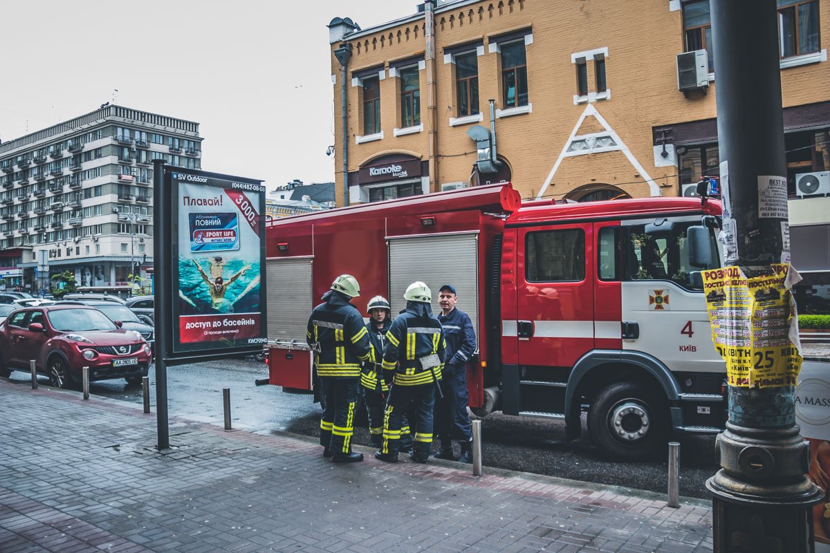 На место оперативно прибыли спасатели, но огонь удалось потушить подручными средствами охранникам БЦ