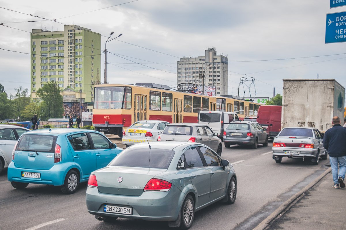 В Киеве возле станции метро "Черниговская" произошла авария в канализационной системе В Киеве возле станции метро "Черниговская" произошла авария в канализационной системе