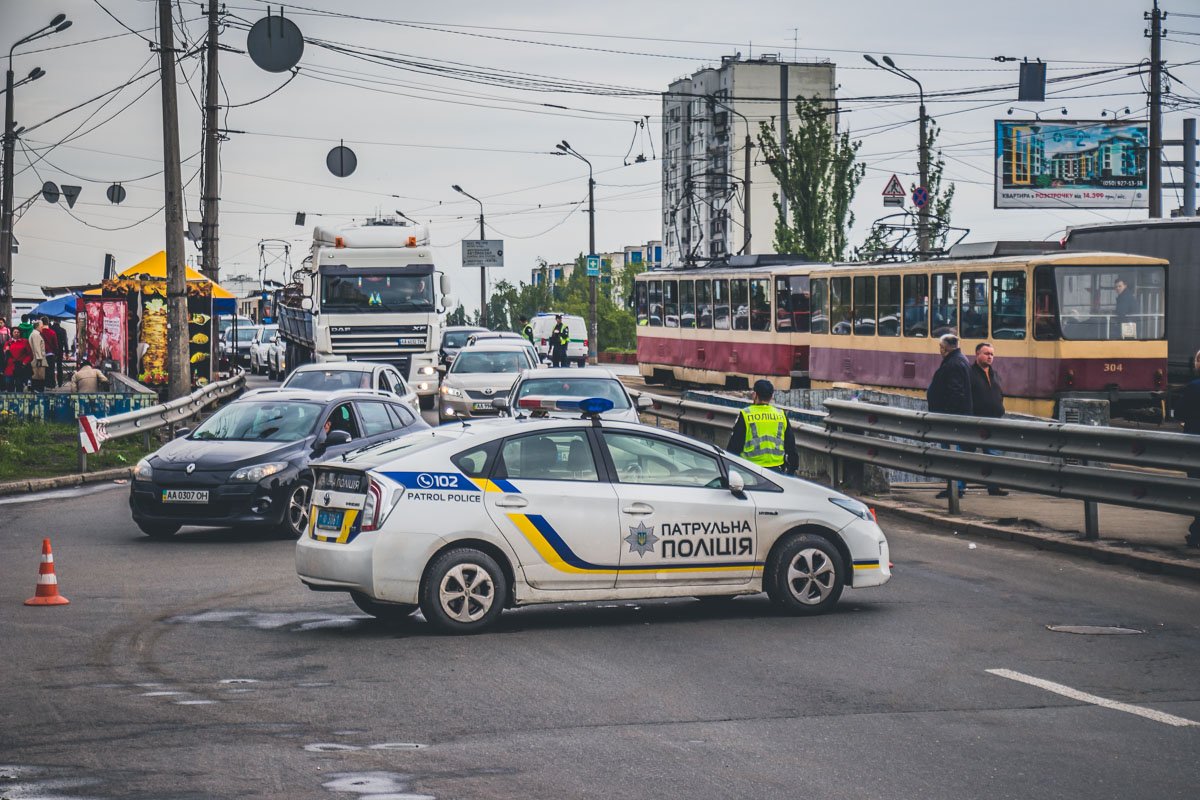 Правоохранители перекрыли часть дороги на время ликвидации последствий аварии Правоохранители перекрыли часть дороги на время ликвидации последствий аварии