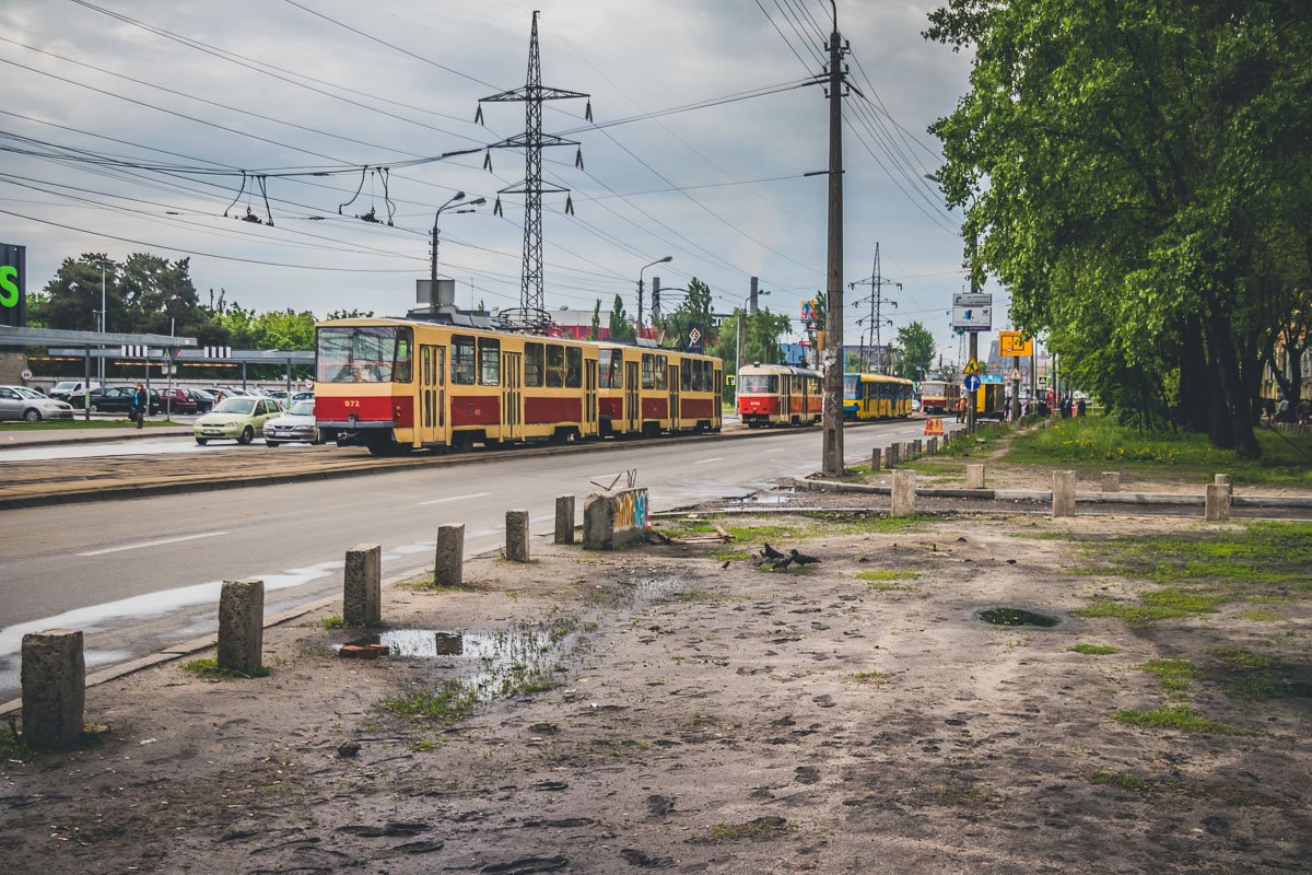 Улицу Гната Хоткевича и трамвайные пути частично затопило водой Улицу Гната Хоткевича и трамвайные пути частично затопило водой