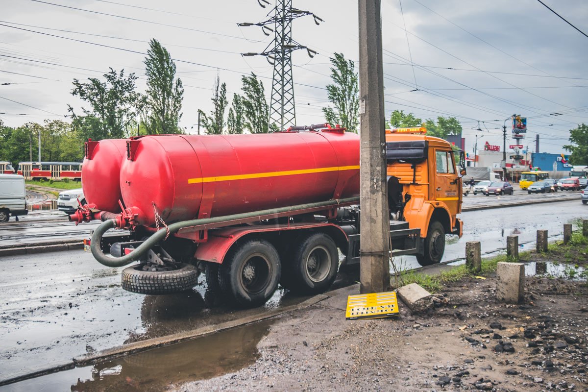 Коммунальщики достаточно быстро откачали воду с проезжей части и провели оценку повреждений Коммунальщики достаточно быстро откачали воду с проезжей части и провели оценку повреждений