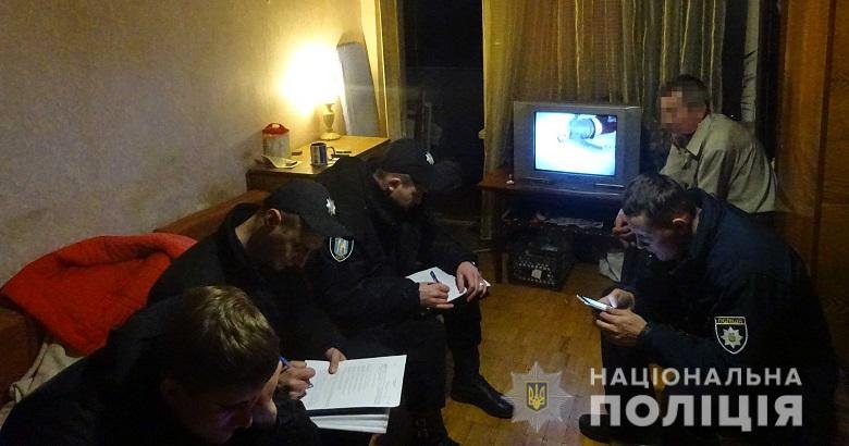 В квартире на улице Петра Запорожца тесть ударил зятя в живот ножом В квартире на улице Петра Запорожца тесть ударил зятя в живот ножом