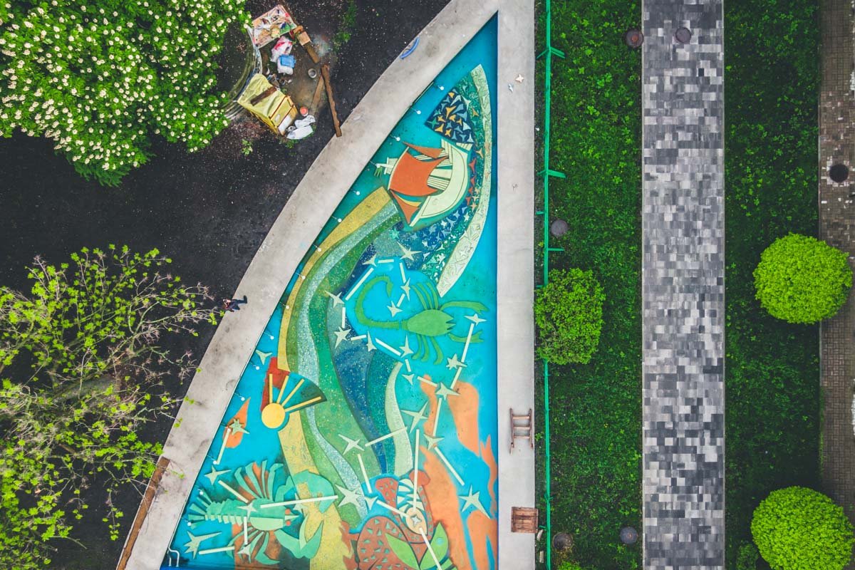 В Киеве на улице Ивана Мазепы реконструируют фонтаны с мозаикой