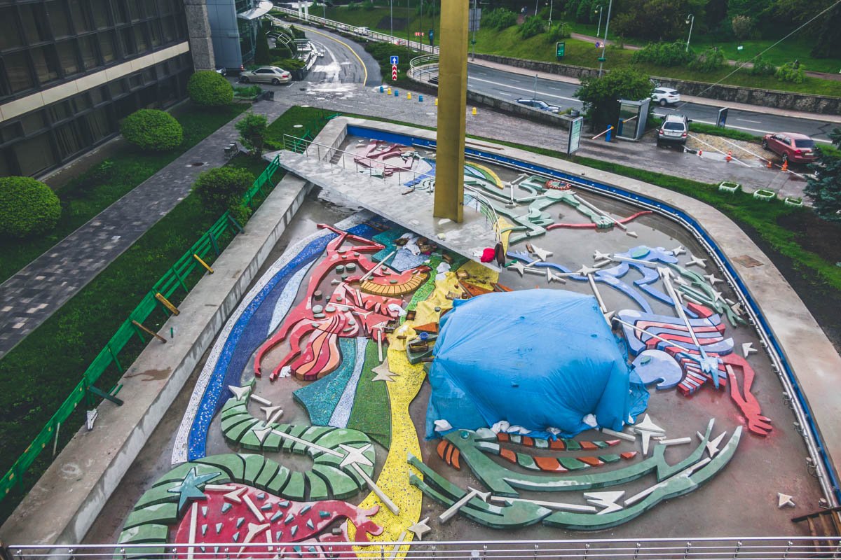 Фонтан занимает территорию перед Дворцом детей и юношества 