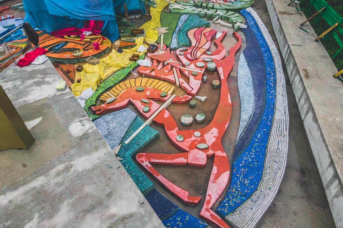 На дне фонтана переплетаются морские обитатели и мифические герои 