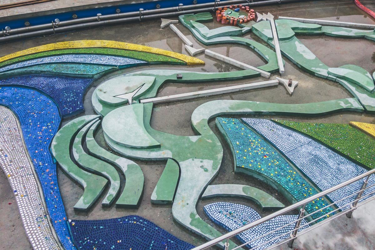 Некоторые элементы фонтанов еще не покрыты мозаикой, ведь это сложная и кропотливая работа 