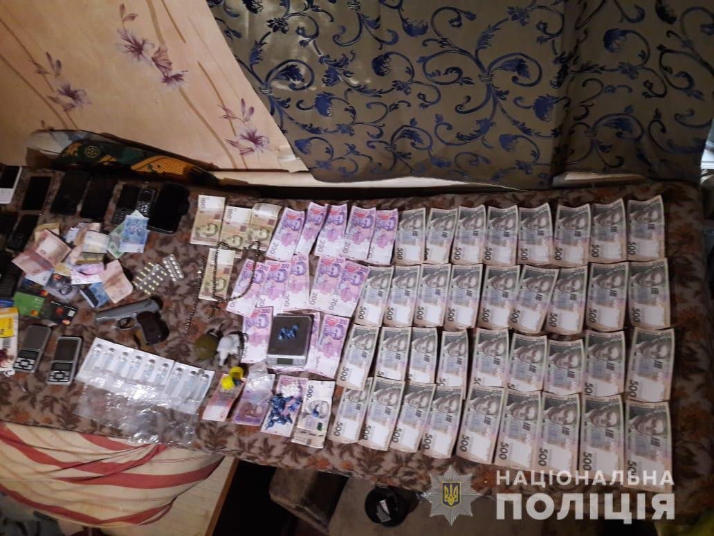 Сотрудники Национальной полиции, Следственного управления и прокуратуры Киевской области накрыли группу, которая занималась торговлей наркотиками