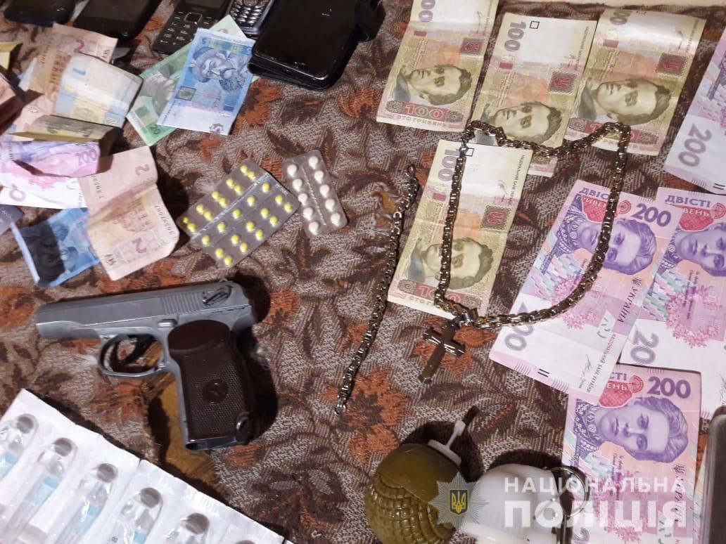 В ходе обысков копы изъяли оружие и товар на сумму в один миллион гривен