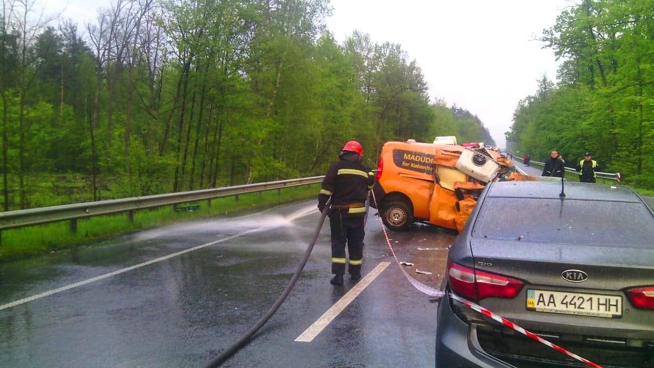 Под Киевом произошло ДТП с участием трех авто, в результате которого пострадали два человека Под Киевом произошло ДТП с участием трех авто, в результате которого пострадали два человека
