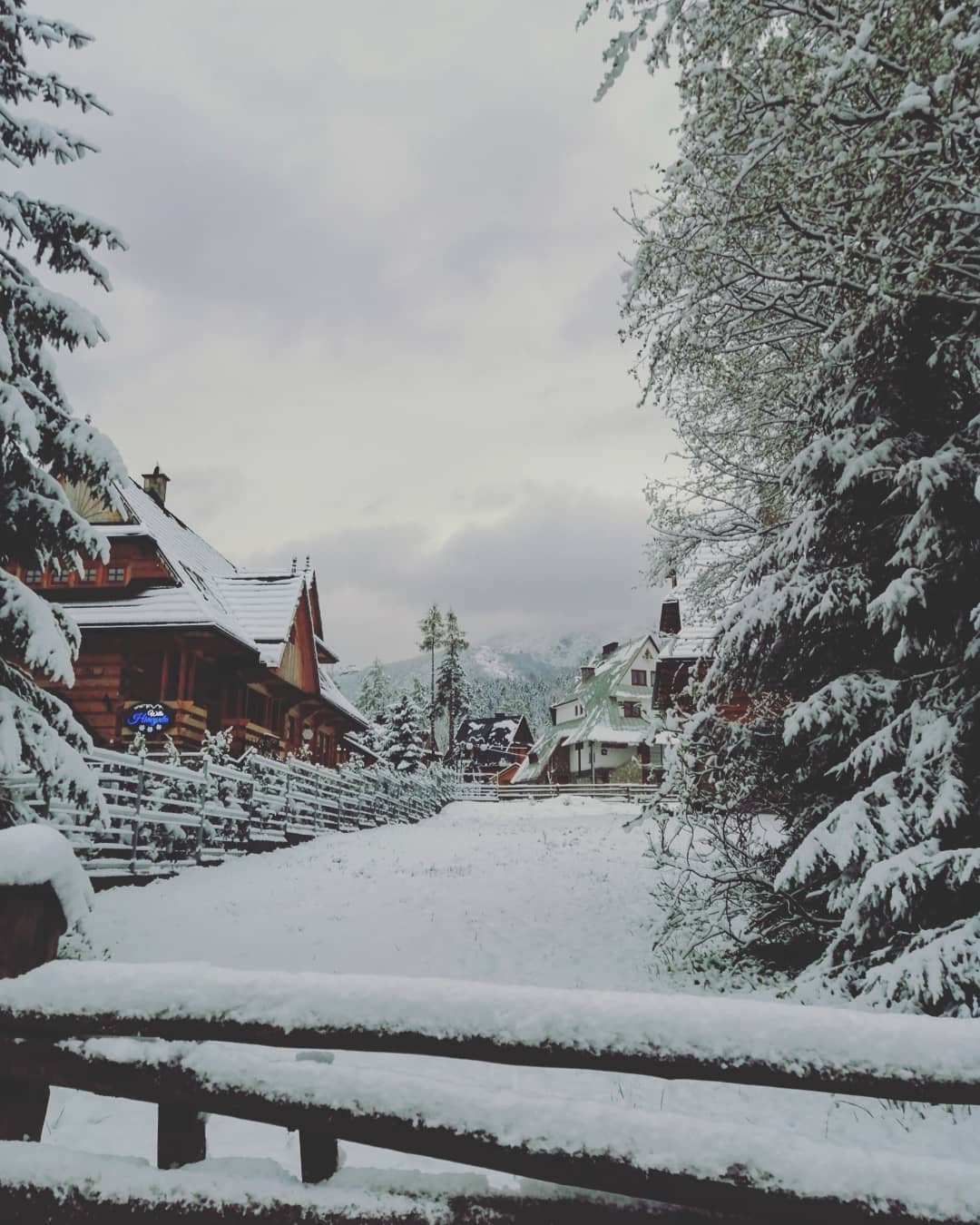 @victori_lin, которую снегопад застал в городе Закопане, считает что город способен влюбить в себя с первого взгляда. А какую роль в такой влюбленности сыграл снегопад?