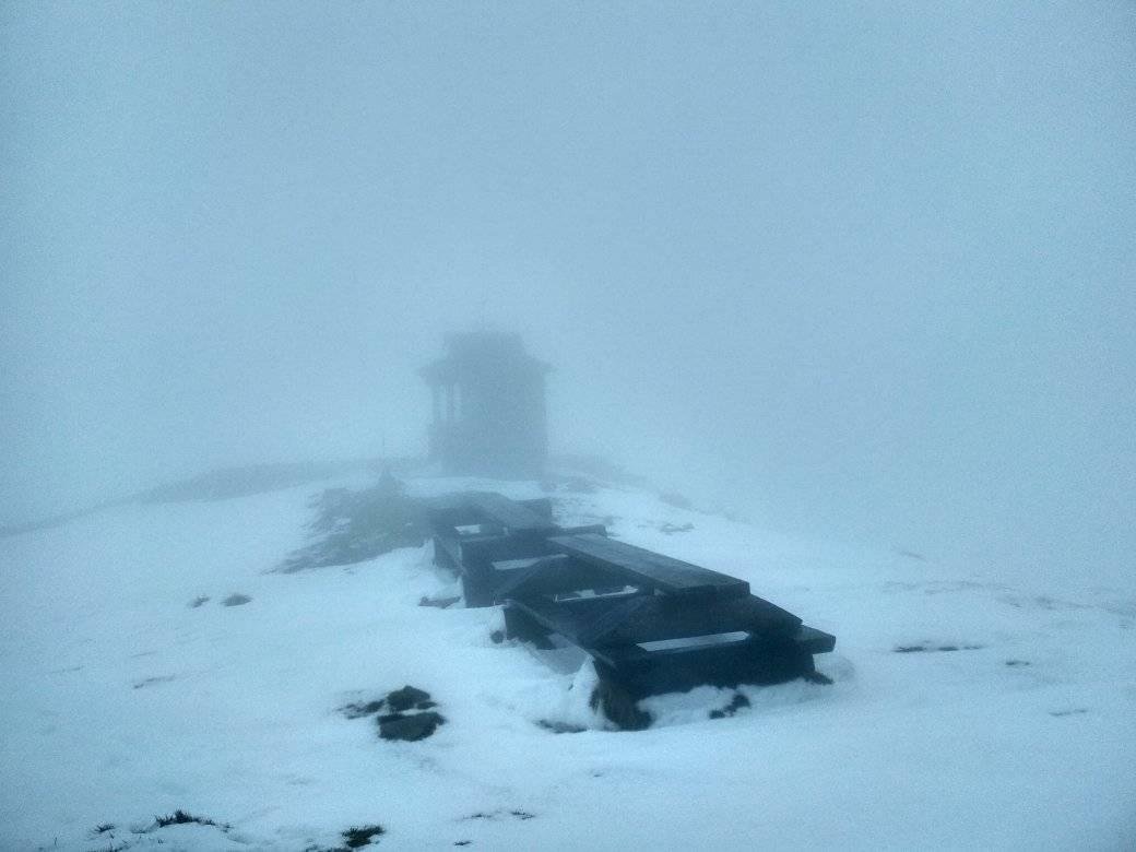 А вот такая картина развернулась в последние дни на Черногорском горном поисково-спасательном посту. Напоминает декорации к какому-то атмосферному триллеру