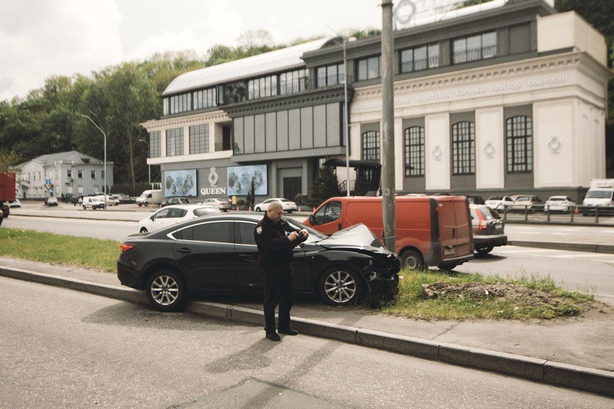 В Киеве под мостом Метро произошло ДТП с участием автомобиля Mazda 6 В Киеве под мостом Метро произошло ДТП с участием автомобиля Mazda 6