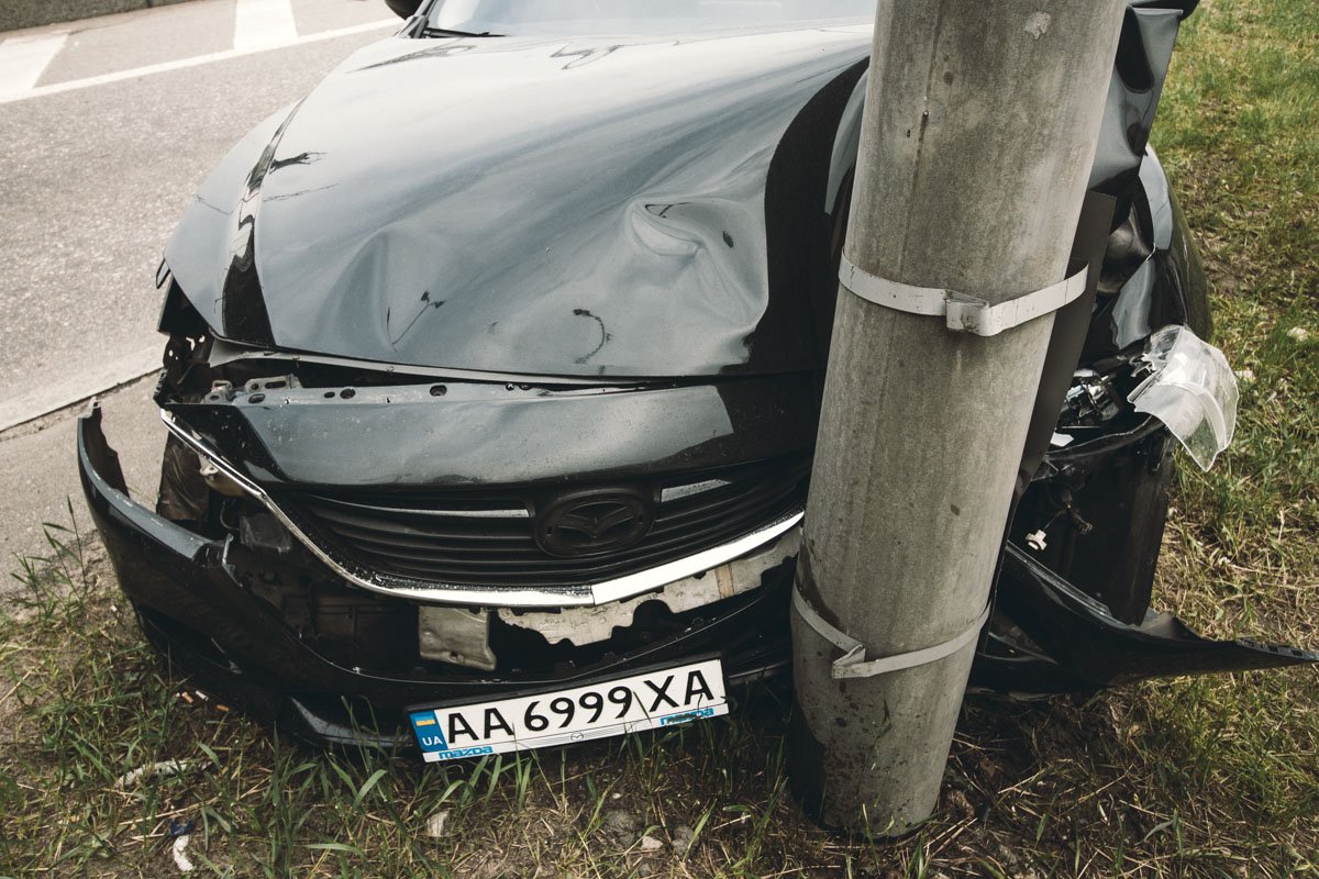 Капот и моторный отсек Mazda серьезно вмялись, передний бампер отвалился Капот и моторный отсек Mazda серьезно вмялись, передний бампер отвалился