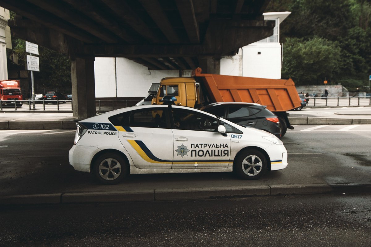 На месте происшествия работал экипаж патрульной полиции, который занимался фиксацией ДТП На месте происшествия работал экипаж патрульной полиции, который занимался фиксацией ДТП