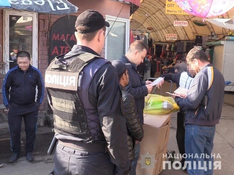На столичном рынке "Троещина" полиция задержала 49 нелегалов На столичном рынке "Троещина" полиция задержала 49 нелегалов