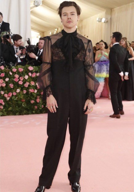 Актер и певец Гарри Стайлз пришел в не слишком странном для женщины наряде. А вот примерив костюм на себя, он смог эпатировать хотя бы часть публики