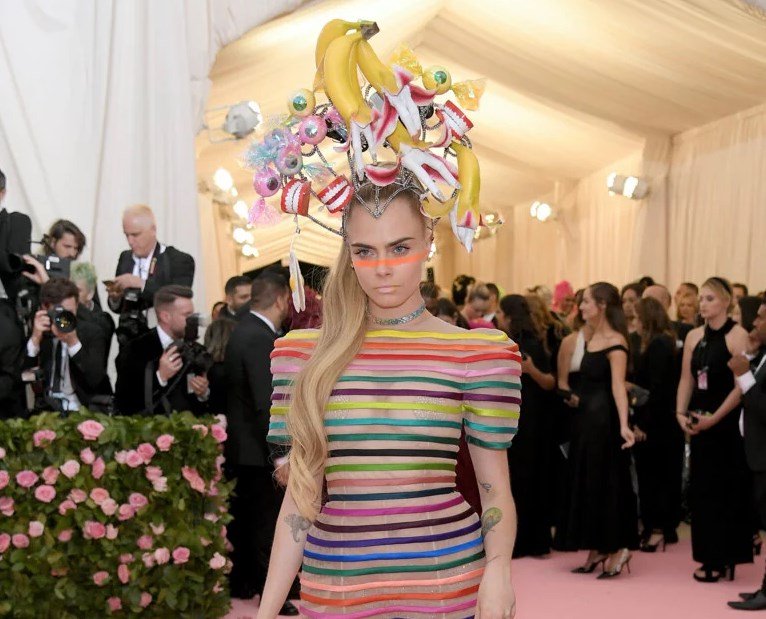 Привычно ярко для церемонии Met Gala 2019 оделась и Кара Делевинь