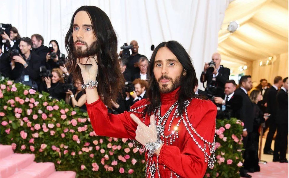 Джаред Лето появился в целом в довольно стандартном наряде. Выделяться на фоне других гостей бала Джареду позволила вторая голова