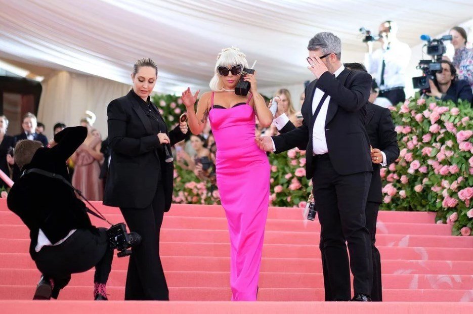 Платье от Brandon Maxwell трансформировалось четыре раза