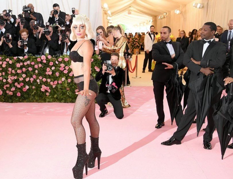 В конце Леди Гага позировала перед фотографами почти обнаженной