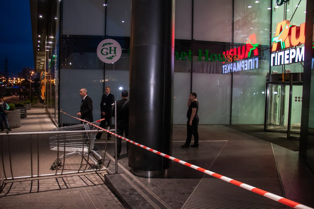 На месте работали взрывотехники и кинологи На месте работали взрывотехники и кинологи