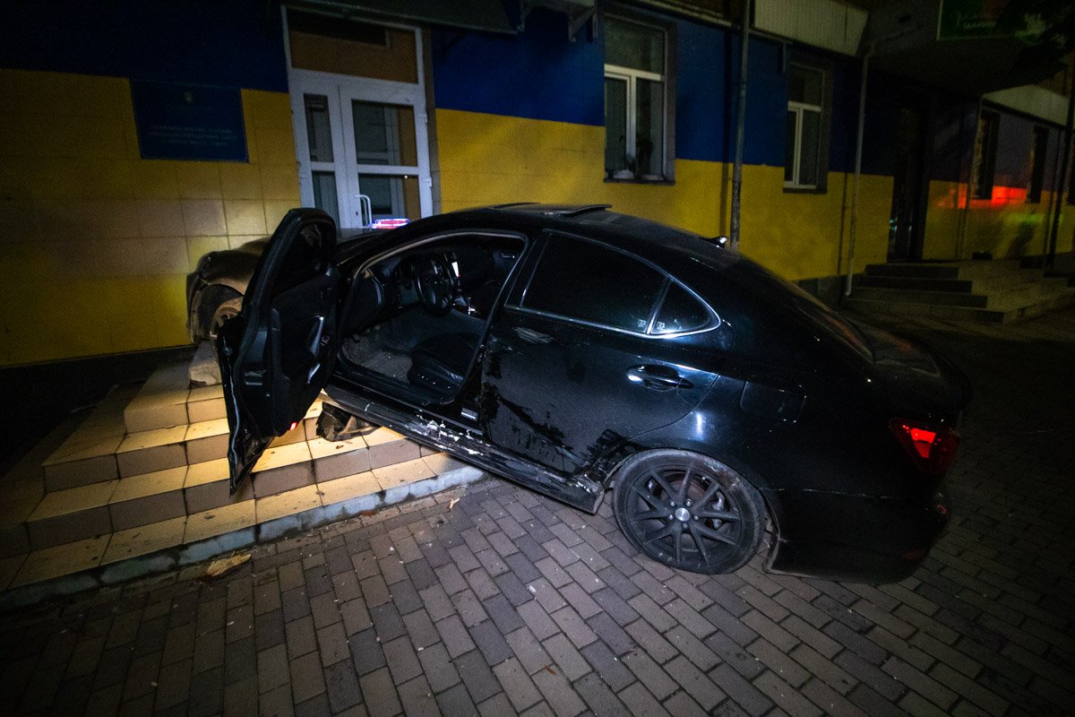 В ночь на 8 мая в Киеве по адресу проспект Воздухофлотский, 37 произошло ДТП с участием одного автомобиля В ночь на 8 мая в Киеве по адресу проспект Воздухофлотский, 37 произошло ДТП с участием одного автомобиля