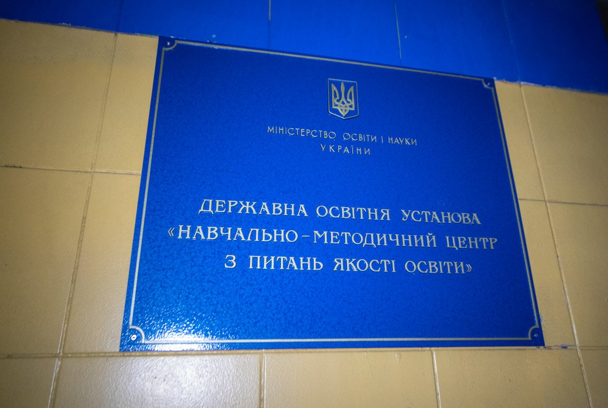 Lexus остановился на крыльце возле входа в центр по вопросам качества обучения Lexus остановился на крыльце возле входа в центр по вопросам качества обучения