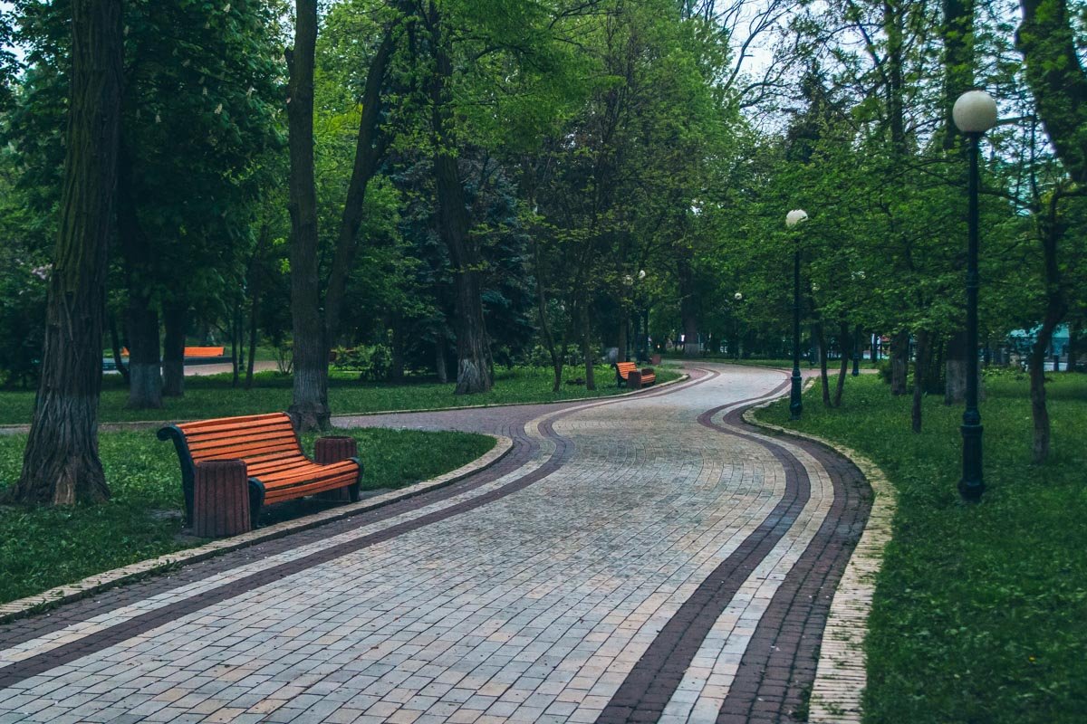 Совсем скоро парк будет залит лучами солнца и голосами детишек