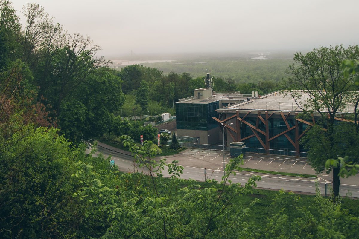Зелень весны вокруг затмевает серость дня
