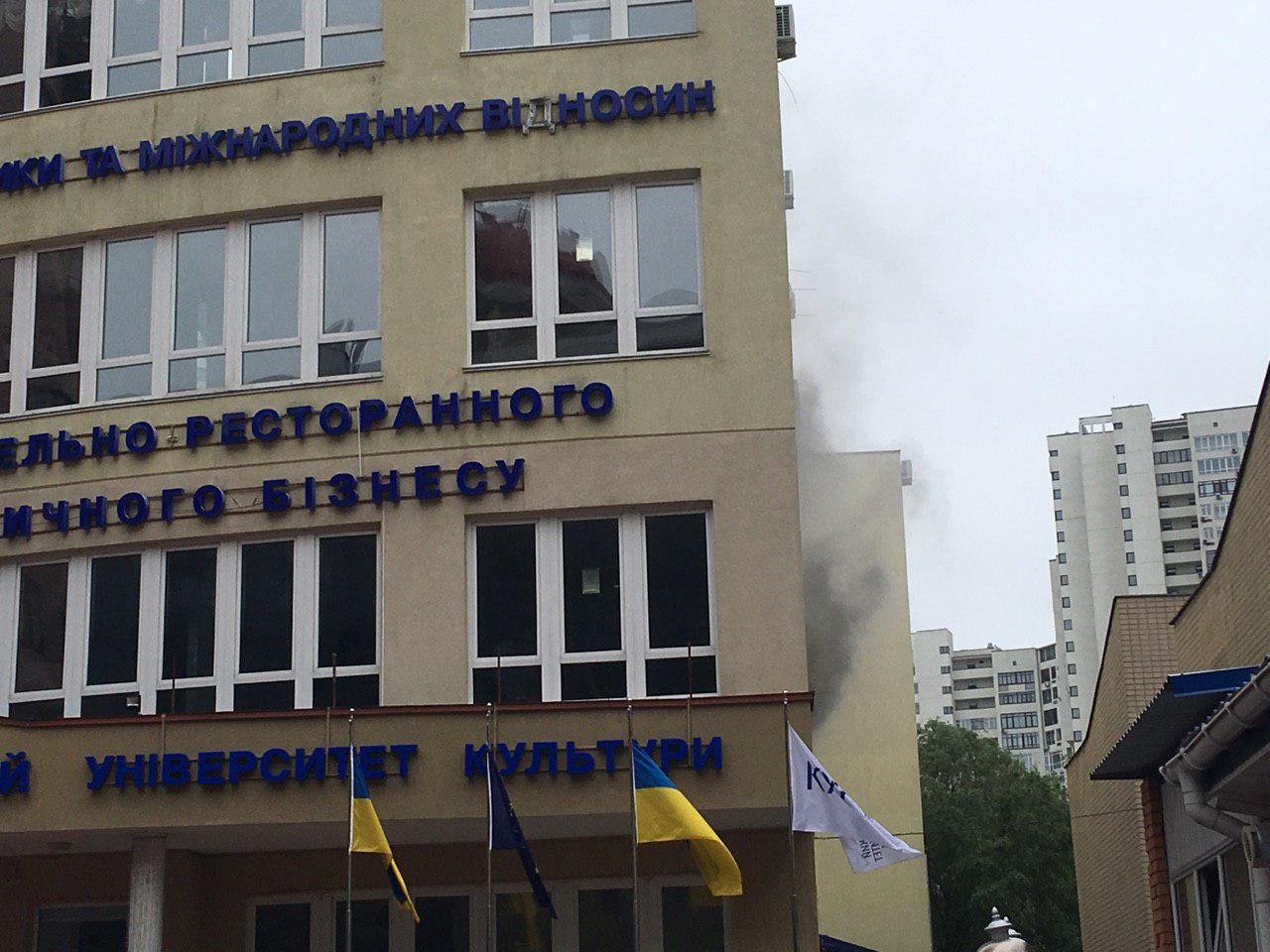 Предварительно, загорелись офисные вещи на площади 1 метр квадратный