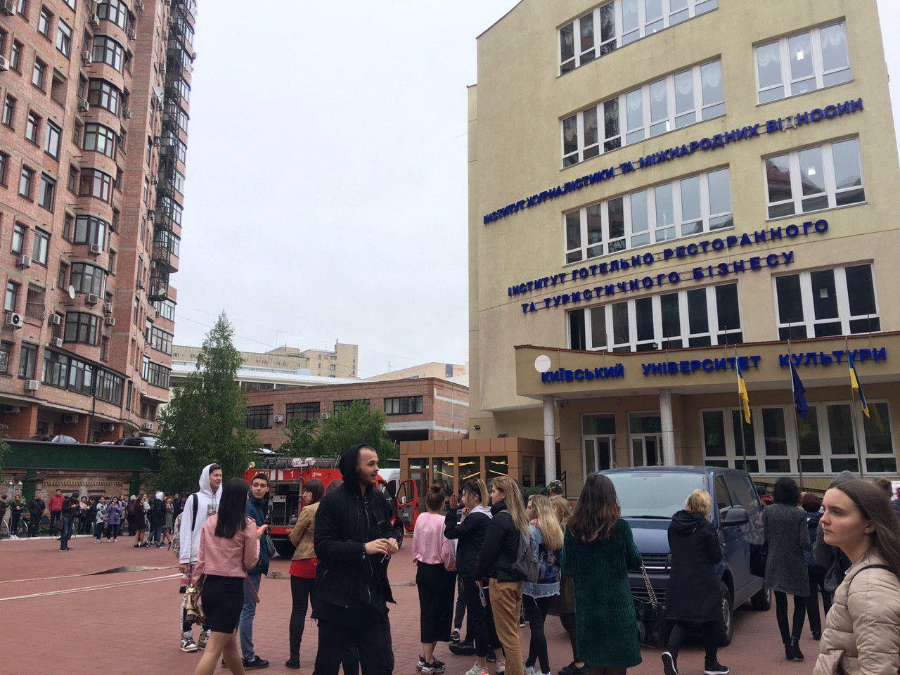 150 студентов эвакуировали из помещения из-за сильного задымления