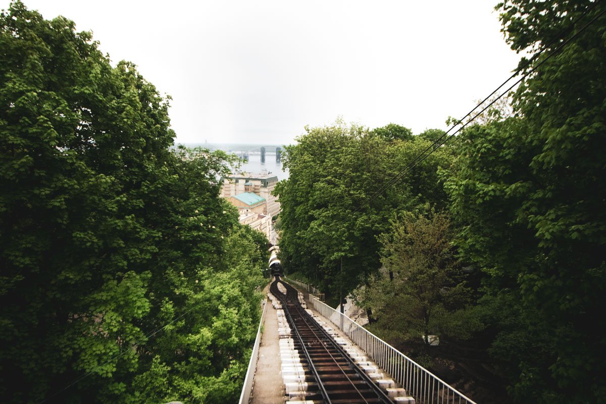Идею построить между верхней и нижней частями города механический подъемник в виде железной дороги с канатной тягой подал инженер Артур Абрагамсон