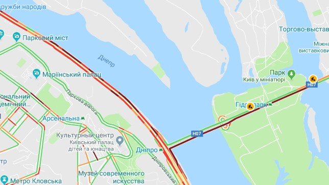 Пробки образовались фактически на всех мостах Пробки образовались фактически на всех мостах