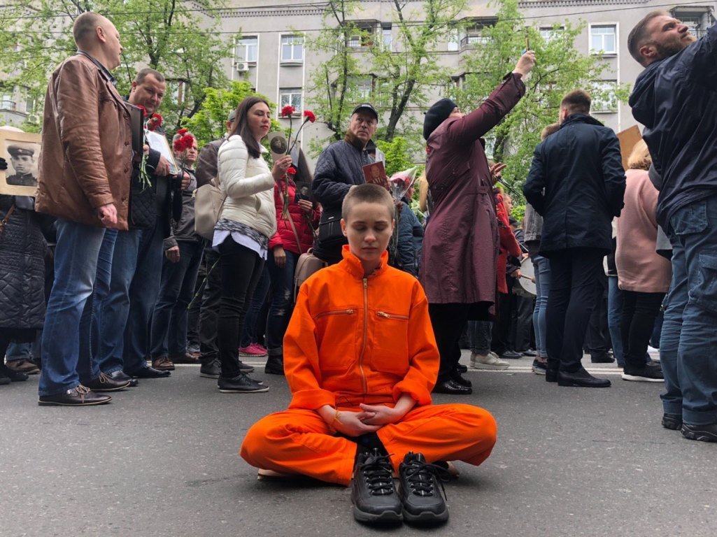 Молчаливая девушка в позе лотоса