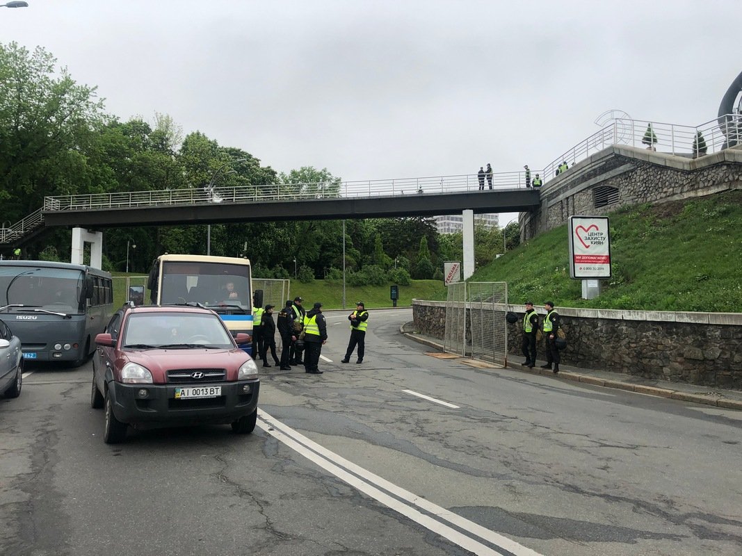 В связи с возложением цветов первыми лицами страны, заезды в Парк Славы перекрыты