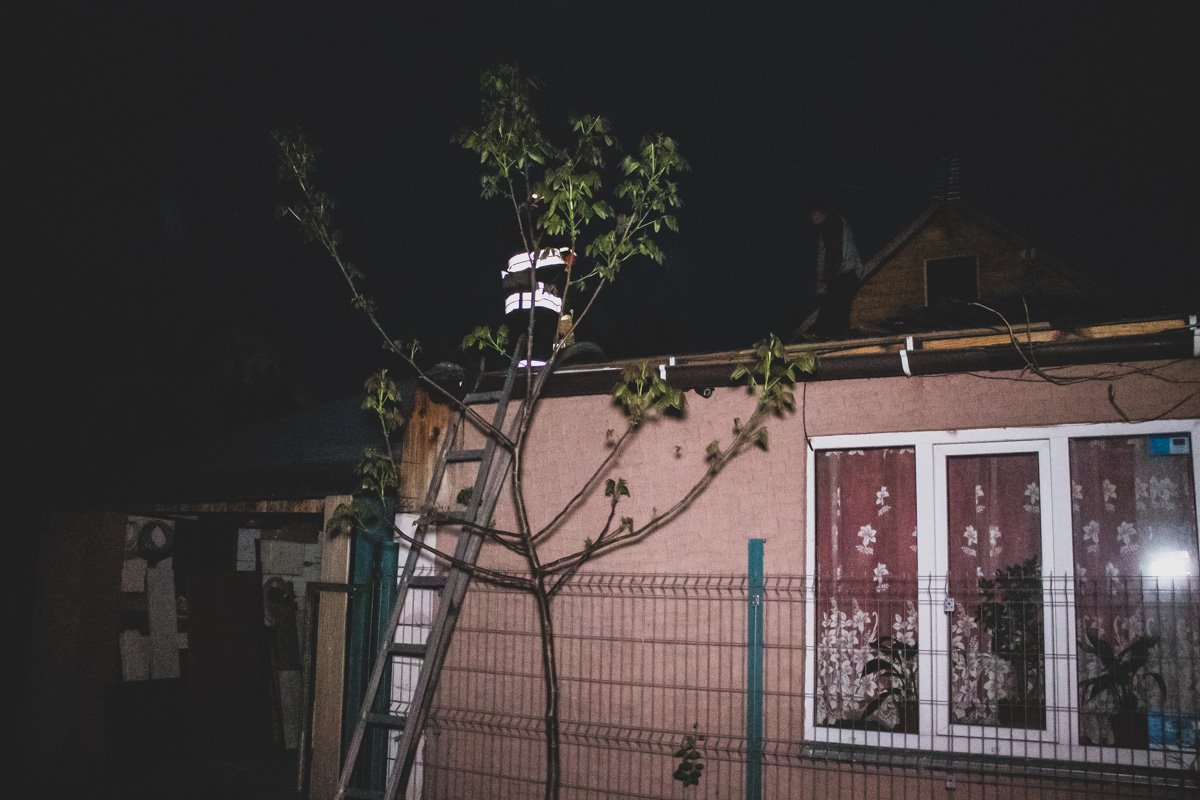  В Киеве на улице Садовой произошел пожар в частном доме 