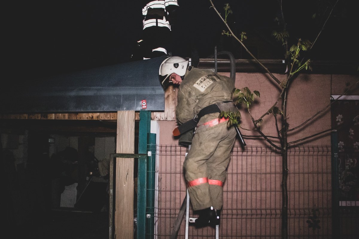 Пламя разгорелось на крыше деревянного дома 