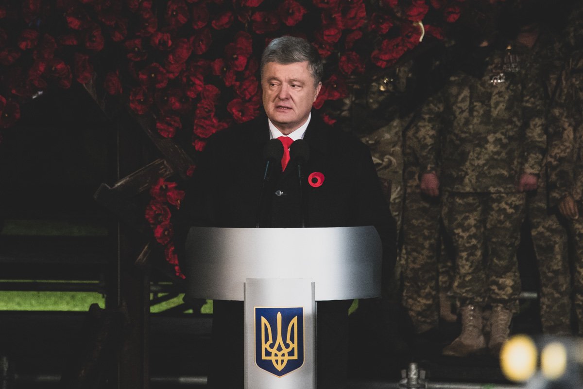 Президент выступил с речью перед священнослужителями, политиками и ветеранами