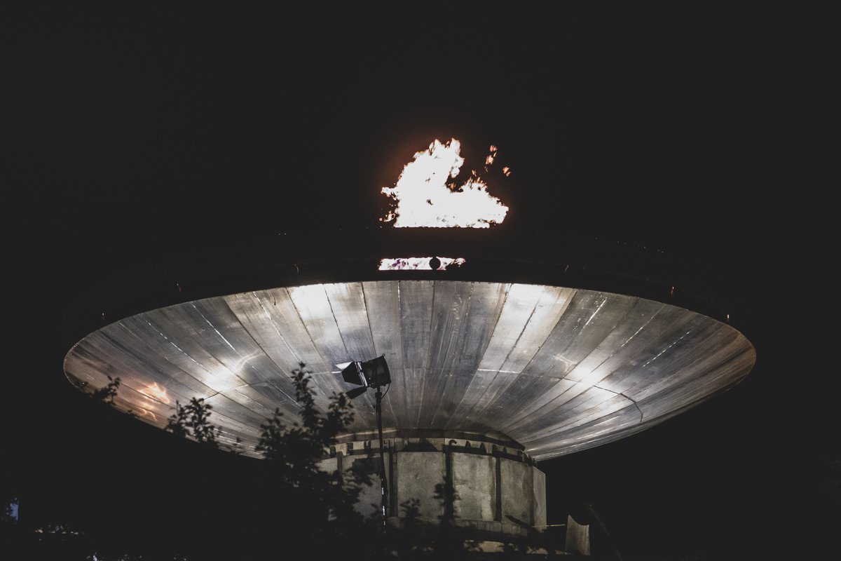 Ровно в 23:01 на холме загорелся «Вечный огонь»