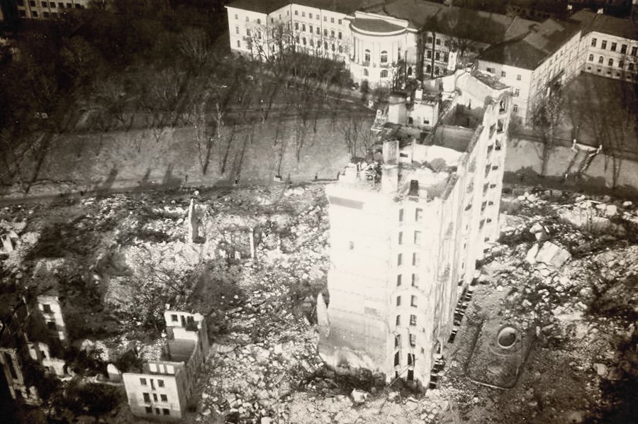 Крещатик и около трех километров прилегающих улиц превратились в развалины Крещатик и около трех километров прилегающих улиц превратились в развалины