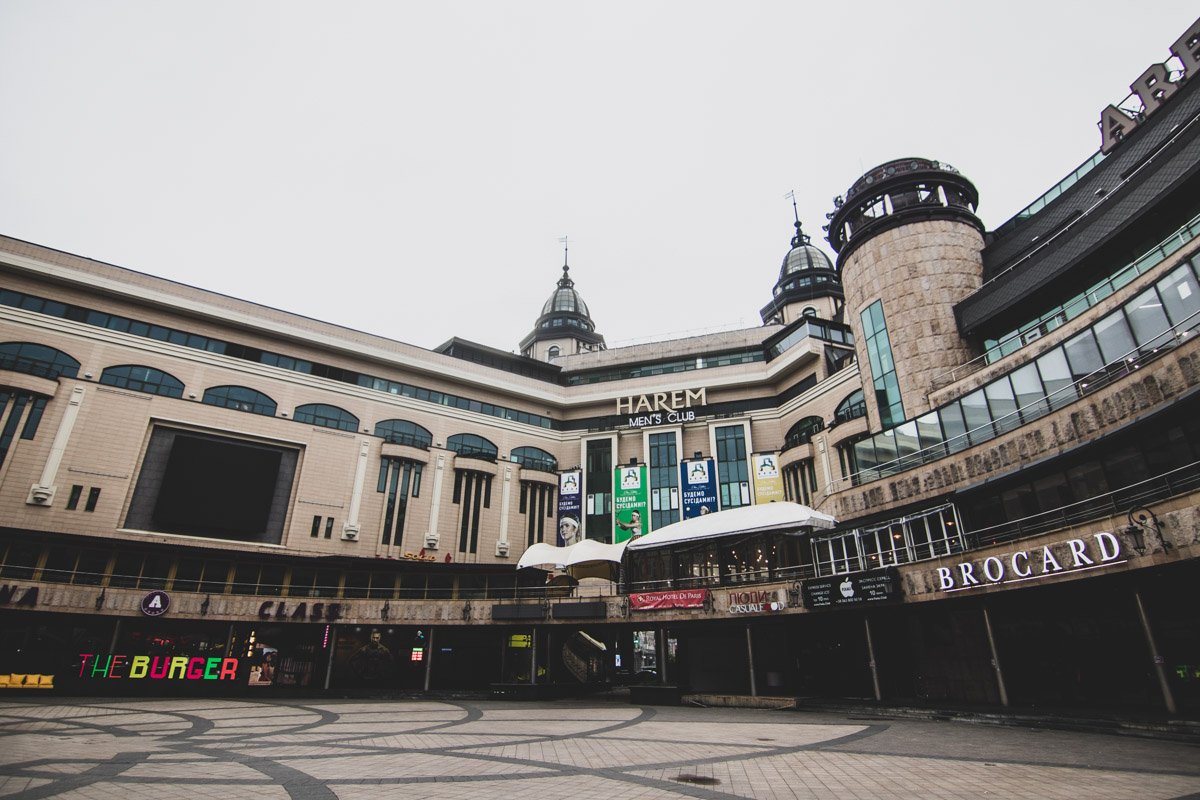 Ночные клубы, тусовки, отдых - будто ничего и не было никогда... Ночные клубы, тусовки, отдых - будто ничего и не было никогда...