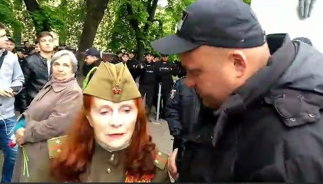 Женщина пришла в советской военной форме и в пилотке с красной звездой, за что ее арестовали на месте